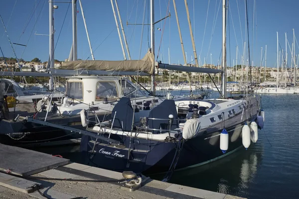 イタリア シチリア島 地中海 マリーナ ラグーザ ラグーザ州 12月2019 ポート内の帆船 編集部 — ストック写真