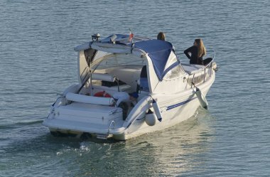 İtalya, Sicilya, Akdeniz, Marina di Ragusa (Ragusa Eyaleti); 8 Aralık 2019, limanda lüks bir yatta yaşayan insanlar