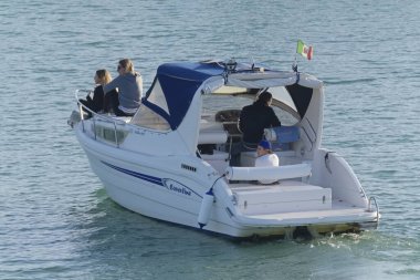 İtalya, Sicilya, Akdeniz, Marina di Ragusa (Ragusa Eyaleti); 8 Aralık 2019, limanda lüks bir yatta yaşayan insanlar