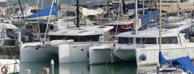 İtalya, Sicilya, Akdeniz, Marina di Ragusa (Ragusa Eyaleti); 9 Aralık 2019, limanda lüks yatlar