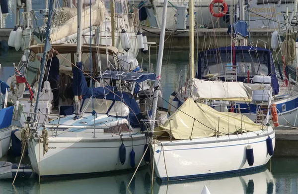 İtalya, Sicilya, Akdeniz, Marina di Ragusa (Ragusa Eyaleti); 9 Aralık 2019, limanda lüks yatlar