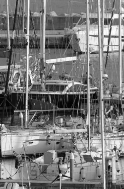 İtalya, Sicilya, Akdeniz, Marina di Ragusa (Ragusa Eyaleti); 9 Aralık 2019, limanda lüks yatlar