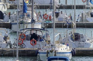 İtalya, Sicilya, Akdeniz, Marina di Ragusa (Ragusa Eyaleti); 10 Aralık 2019, limanda yelkenli tekneleri