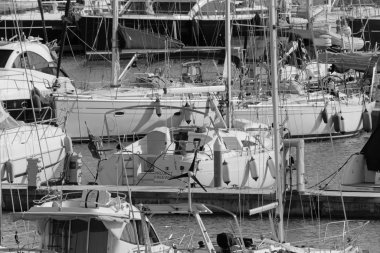 İtalya, Sicilya, Akdeniz, Marina di Ragusa (Ragusa Eyaleti); 10 Aralık 2019, limanda lüks yatlar