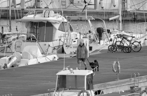 イタリア シチリア島 地中海 マリーナ ラグーザ ラグーザ州 12月2019 港に犬と豪華なヨットを持つ男 編集部 — ストック写真