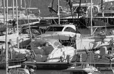 İtalya, Sicilya, Akdeniz, Marina di Ragusa (Ragusa Eyaleti); 11 Aralık 2019, limanda lüks yatlar