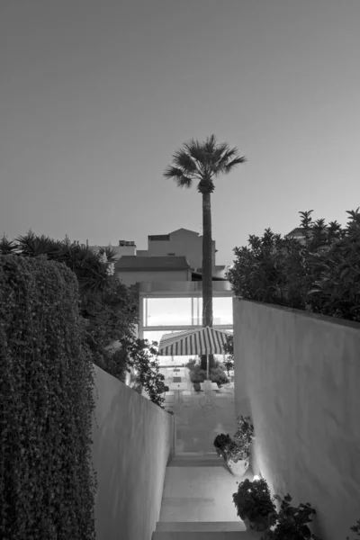 イタリア シチリア島 マリーナ ラグーザ ラグーザ州 2011年7月13日 日没ホテルの内部庭園と朝食エリア 編集部 — ストック写真