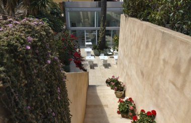 İtalya, Sicilya, Marina di Ragusa (Ragusa Eyaleti) 14 Haziran 2011; otelin iç bahçesi ve kahvaltı alanı - Editörlük