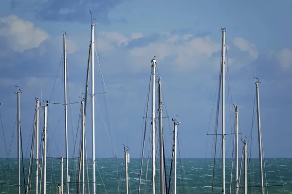 Italia Sicilia Mar Mediterráneo Marina Ragusa Provincia Ragusa Mástiles Velero — Foto de Stock