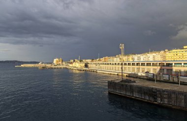 17 Kasım 2012, Sicilya 'yı İtalya yarımadasına bağlayan feribotlardan birinden Sicilya' nın panoramik manzarası