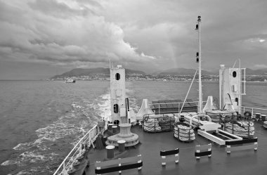 İtalya, Calabria, Sicilya adasını birbirine bağlayan feribotlardan birinden Villa S.Giovanni kasabasının panoramik manzarası.