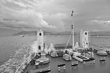 İtalya, Calabria, Villa S.Giovanni kasabasının panoramik manzarası ve İtalya kıyıları Sicilya adasını birbirine bağlayan birçok feribottan biri.