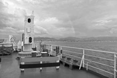 İtalya, Calabria, Villa S.Giovanni kasabasının panoramik manzarası ve İtalya kıyıları Sicilya adasını birbirine bağlayan birçok feribottan biri.