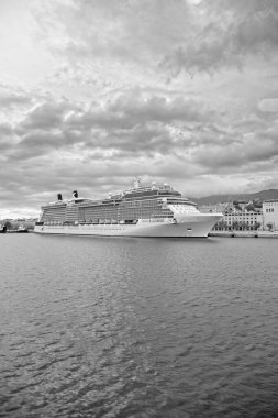 İtalya, Sicilya, Messina; 17 Kasım 2012, şehir manzarası ve limandaki bir yolcu gemisi