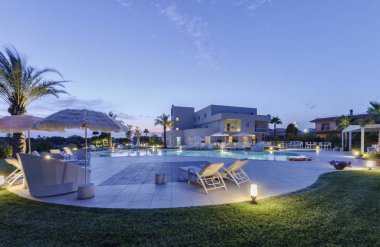 İtalya, Sicilya, Modica (Ragusa Eyaleti); 4 Temmuz 2011, günbatımında Hotel 'in yüzme havuzu - Editör