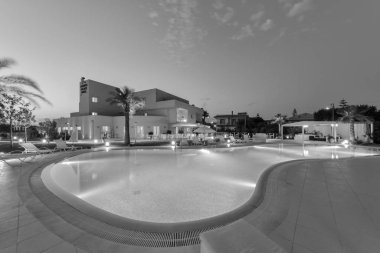 İtalya, Sicilya, Modica (Ragusa Eyaleti); 4 Temmuz 2011, günbatımında Hotel 'in yüzme havuzu - Editör