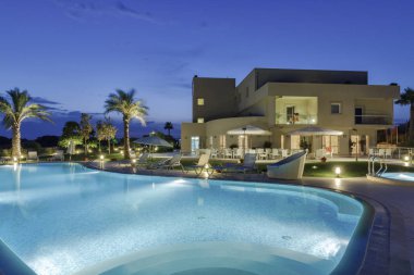 İtalya, Sicilya, Modica (Ragusa Eyaleti); 4 Temmuz 2011, günbatımında Hotel 'in yüzme havuzu - Editör
