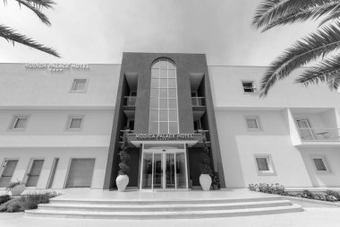 İtalya, Sicilya, Modica (Ragusa Eyaleti); 5 Temmuz 2011, Hotel 'in cephesi ve giriş kapısı - Editör