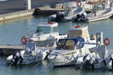 İtalya, Sicilya, Akdeniz, Marina di Ragusa (Ragusa Eyaleti); 15 Aralık 2019, limandaki motorlu tekneler ve lüks yatlar