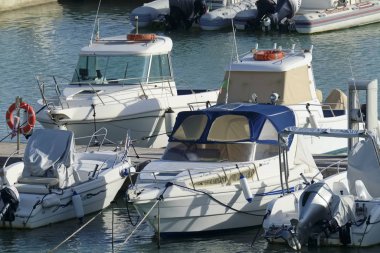 İtalya, Sicilya, Akdeniz, Marina di Ragusa (Ragusa Eyaleti); 15 Aralık 2019, limandaki motorlu tekneler ve lüks yatlar