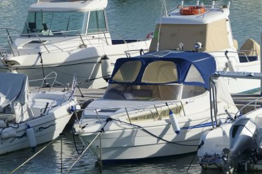 İtalya, Sicilya, Akdeniz, Marina di Ragusa (Ragusa Eyaleti); 15 Aralık 2019, limandaki motorlu tekneler ve lüks yatlar