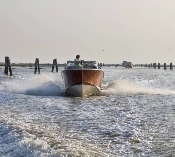 Italia Venezia Taxi Barche Motore Nella Laguna Veneziana — Foto Stock