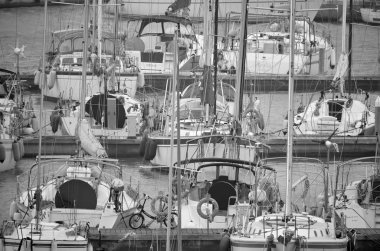 İtalya, Sicilya, Akdeniz, Marina di Ragusa (Ragusa Eyaleti); 18 Aralık 2019, limanda lüks yatlar