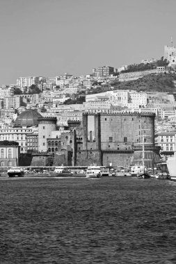 İtalya, Campania, Napoli, şehir görünümü, liman ve denizden Castel Dell 'Ovo