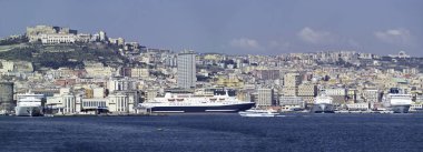 İtalya, Campania, Napoli; 2 Nisan 2005, şehrin panoramik manzarası ve deniz limanı - Editoryal