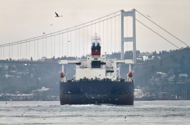 Türkiye, İstanbul, Boğaz Kanalı, Boğaz Köprüsü, Kanal 'da bir petrol kargo gemisi