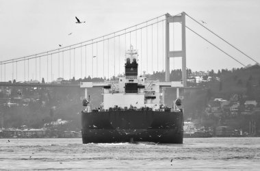 Türkiye, İstanbul, Boğaz Kanalı, Boğaz Köprüsü, Kanal 'da bir petrol kargo gemisi