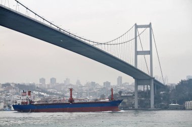Türkiye, İstanbul, Boğaz Kanalı, Boğaz Köprüsü, Kanal 'da bir kargo gemisi