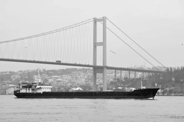 Turkije Istanbul Bosporuskanaal Bosporusbrug Vrachtschip Het Kanaal — Stockfoto