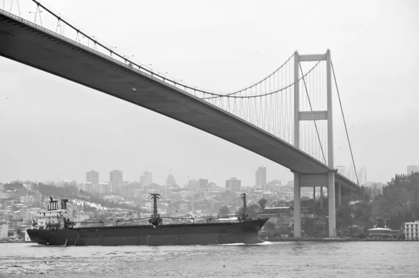 Turkiet Istanbul Bosporen Channel Bosporen Bridge Ett Lastfartyg Kanalen — Stockfoto