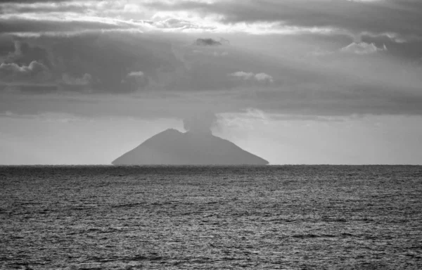 Olaszország Szicília Lipari Szigetek Stromboli Szigetek Nézd Vulkán Tenger Felől — Stock Fotó