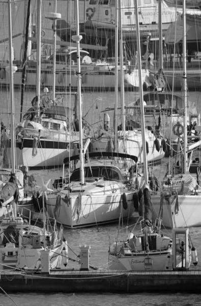 イタリア シチリア島 地中海 マリーナ ラグーザ ラグーザ州 12月2019 ポート内の豪華ヨット — ストック写真