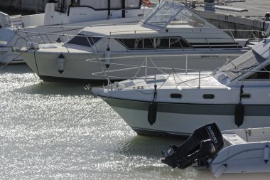 İtalya, Sicilya, Akdeniz, Marina di Ragusa (Ragusa Eyaleti); 24 Aralık 2019, limanda lüks yatlar