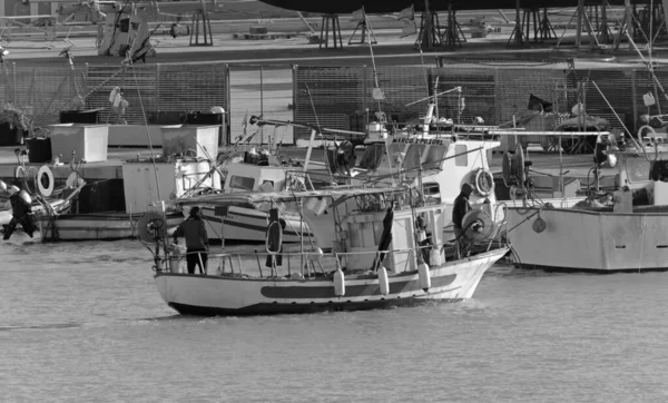 意大利西西里Marina Ragusa Ragusa省 2019年12月24日 港口一艘木制渔船上的渔民编辑 — 图库照片