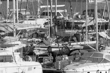 İtalya, Sicilya, Akdeniz, Marina di Ragusa (Ragusa Eyaleti); 25 Aralık 2019, limanda lüks yatlar