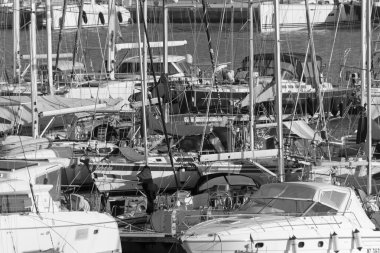 İtalya, Sicilya, Akdeniz, Marina di Ragusa (Ragusa Eyaleti); 25 Aralık 2019, limanda lüks yatlar