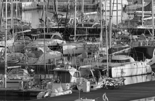 İtalya, Sicilya, Akdeniz, Marina di Ragusa (Ragusa Eyaleti); 26 Aralık 2019, limandaki motorlu tekneler ve lüks yatlar