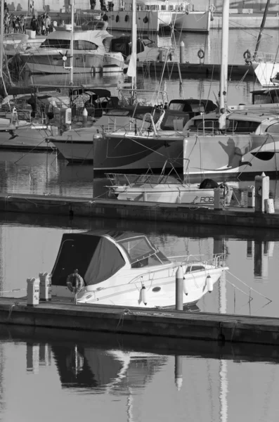 意大利 西西里 地中海 拉古萨港 拉古萨省 2019年12月26日 港口内的人员和豪华游艇编辑 — 图库照片