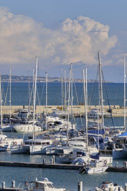 İtalya, Sicilya, Akdeniz, Marina di Ragusa (Ragusa Eyaleti); 28 Aralık 2019, limandaki motorlu tekneler ve lüks yatlar