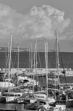 İtalya, Sicilya, Akdeniz, Marina di Ragusa (Ragusa Eyaleti); 28 Aralık 2019, limandaki motorlu tekneler ve lüks yatlar