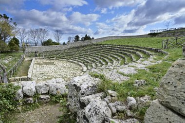 İtalya, Sicilya, Palazzolo Acreide (Syracuse Eyaleti), Yunan amfitiyatro harabelerinde yaşayan insanlar