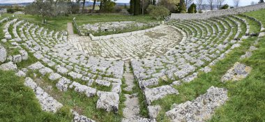 İtalya, Sicilya, Palazzolo Acreide (Syracuse Eyaleti), Yunan amfitiyatro harabelerinde yaşayan insanlar