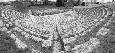 İtalya, Sicilya, Palazzolo Acreide (Syracuse Eyaleti), Yunan amfitiyatro harabelerinde yaşayan insanlar