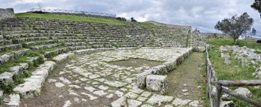 İtalya, Sicilya, Palazzolo Acreide (Syracuse Eyaleti), Yunan amfitiyatro kalıntıları