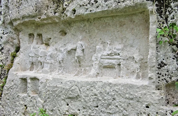 意大利 西西里 Palazzolo Acreide 锡拉丘兹省 希腊圆形剧场废墟 岩石中的原始雕塑 — 图库照片