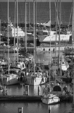 İtalya, Sicilya, Akdeniz, Marina di Ragusa (Ragusa Eyaleti); 31 Aralık 2019, limanda lüks yatlar